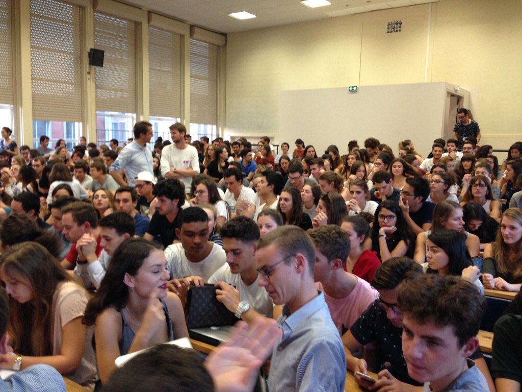 DeboutGauche's tweet photo. Très impressionnant, @benoithamon suscite un grand intérêt chez les étudiants, les amphis sont bondés pour l'entendre !
Prometteur tout ça 😉 https://t.co/5aa9GXanKv