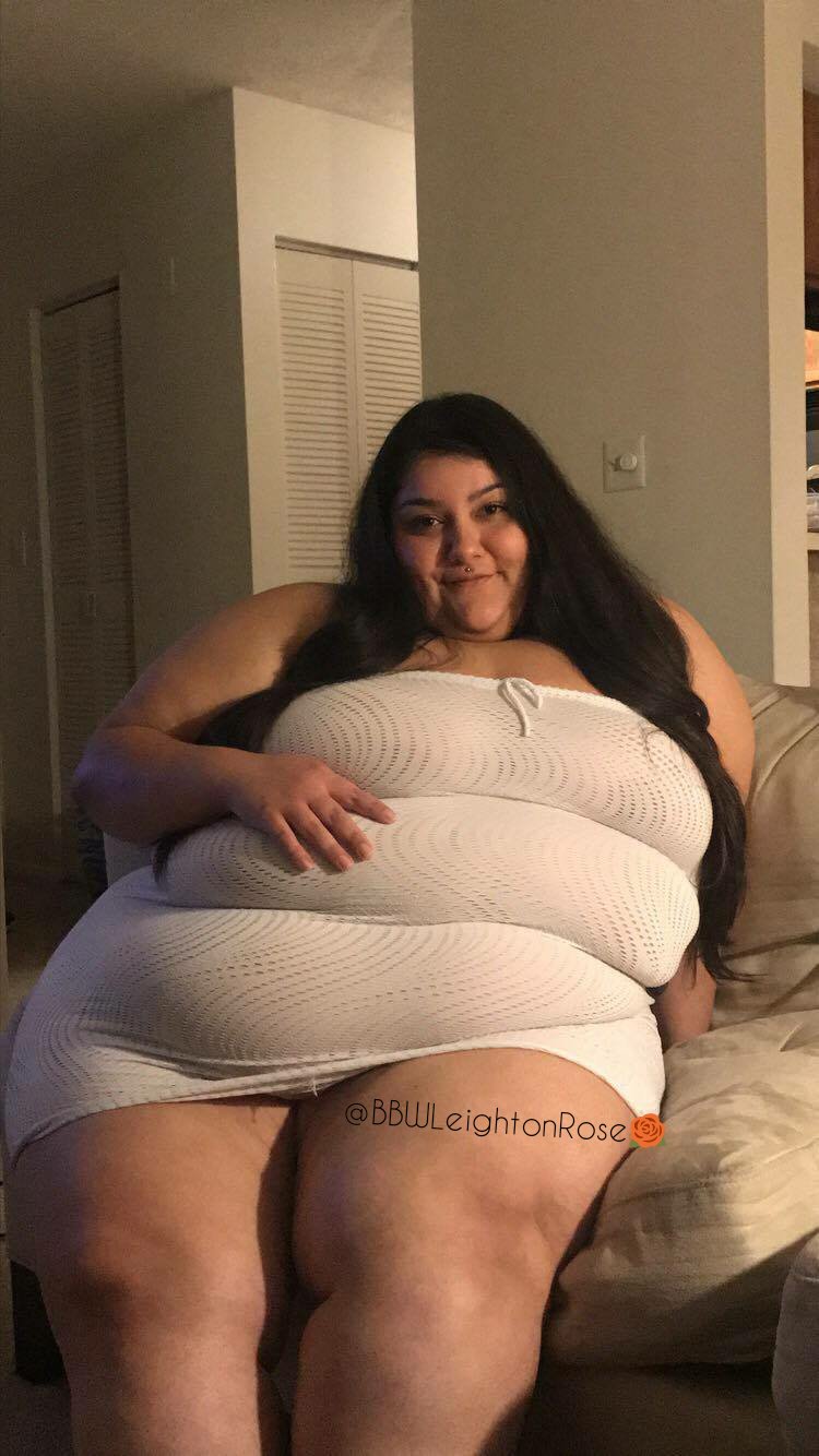 “Feeling like a cute lil fat 👼 #bbw #ssbbw” .