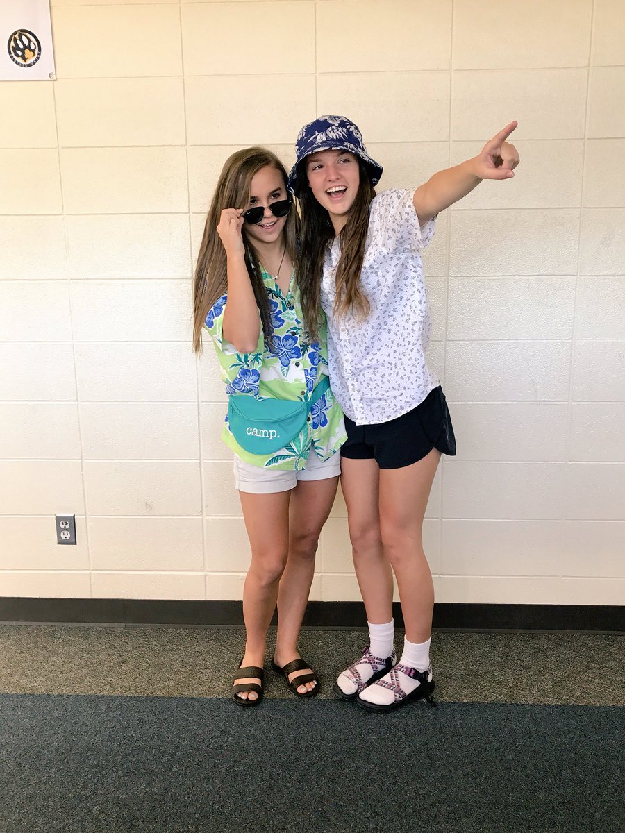 lexistomberlin's tweet photo. just some tacky tourists that got lost in the wilderness 🗺🔍 #hocoweek17 !!! https://t.co/uYysHxSuRa