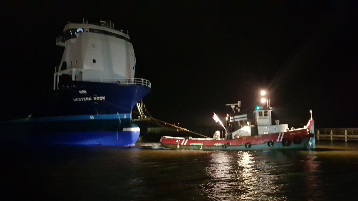 RobbertIDMM's tweet image. #beurtveer zeeschip wordt Urk ingemanoevreerd.  Straks ruimte voor de Bontekoe en de Gulden belofte