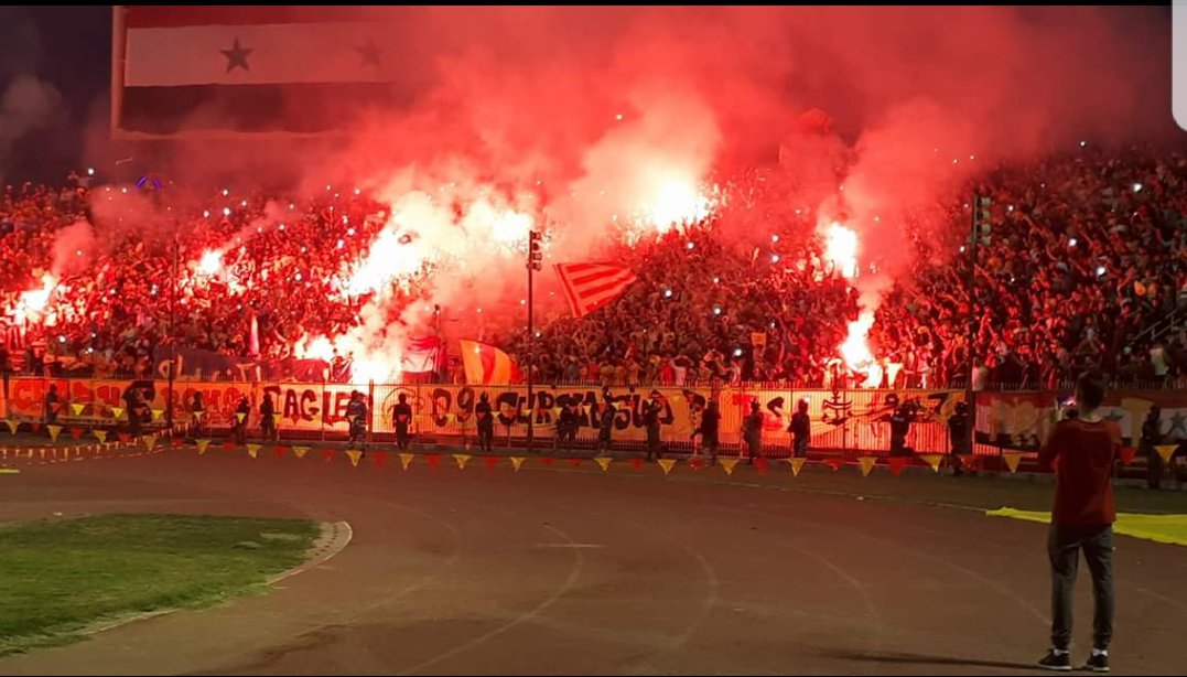 UltrasEagles09's tweet photo. أتى وقت الكراكاج ..
مجانين Ultras Eagles يصنعون أكبر كراكاج بتاريخ سوريا بفتح 25 شمروخ بلحظة واحدة .
#PyroAddicts #UE09 #UltrasEagles https://t.co/43EAbOm3qS