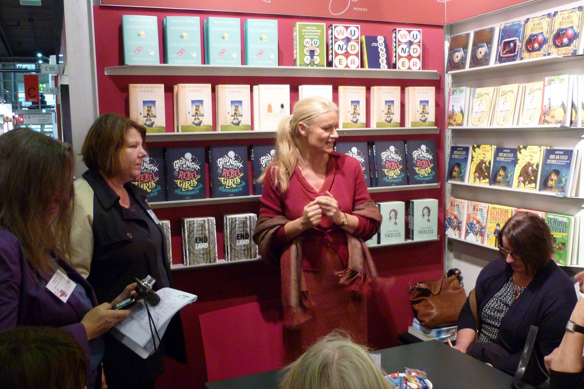 Rückblick #fbm17 Buchmesse-Rundgang "Frauen gehen in Führung" der <a href="/buecherfrauen/">BücherFrauen</a>. Hier bei Saskia Heintz vom <a href="/hanserliteratur/">Hanser Literatur</a>-Verlag.