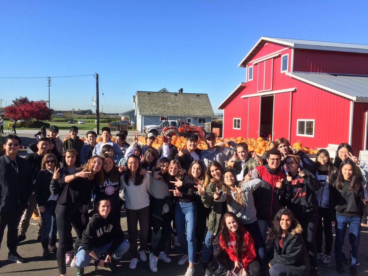 JTsd43's tweet photo. @rside43 @Coquitlam_IntEd @RapidEvent students having a blast at the Laity Pumpkin Patch. https://t.co/JNAYaGmXQd