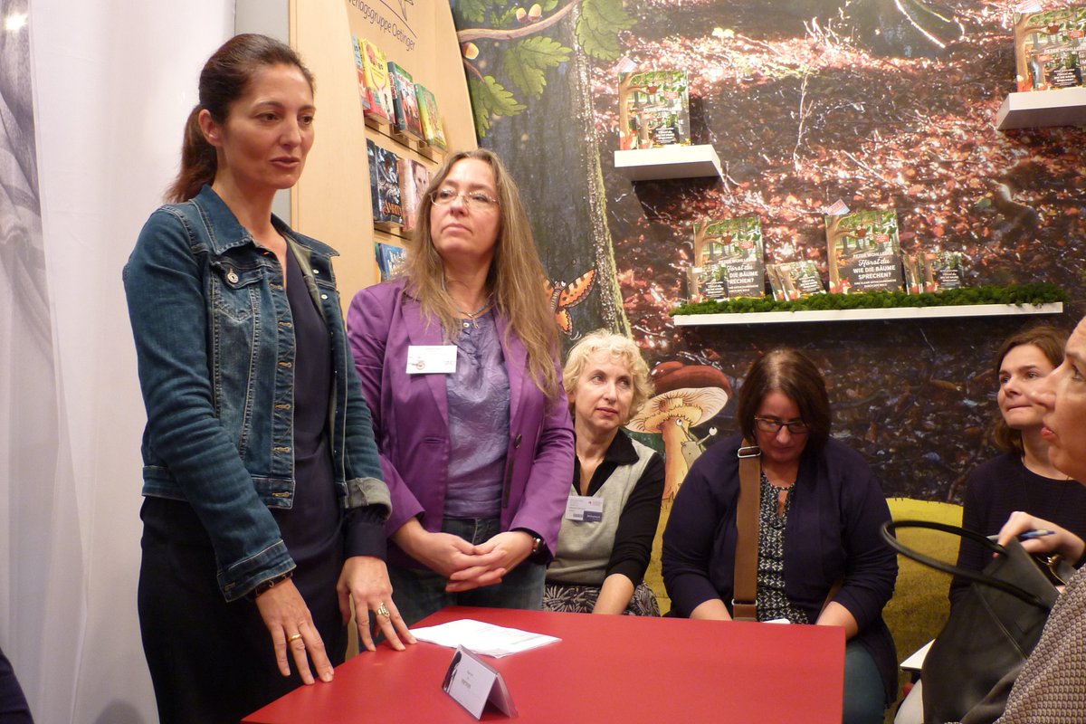 Rückblick #fbm17 Buchmesse-Rundgang "Frauen gehen in Führung" der <a href="/buecherfrauen/">BücherFrauen</a>. Hier bei Julia Bielenberg vom Oetinger Verlag.