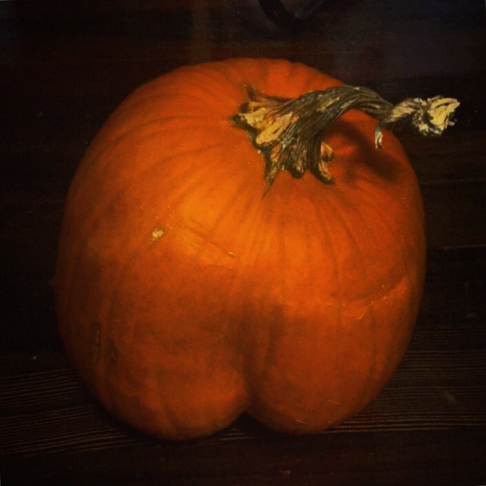 heyherrmann's tweet photo. 60 cents?? More like sexy cents!!
#pumpkin #butt
#food #porn 
#Halloween2017 in #Hollywood 
#putting the #spice in #PumpkinSpice https://t.co/8if4CwiV0a