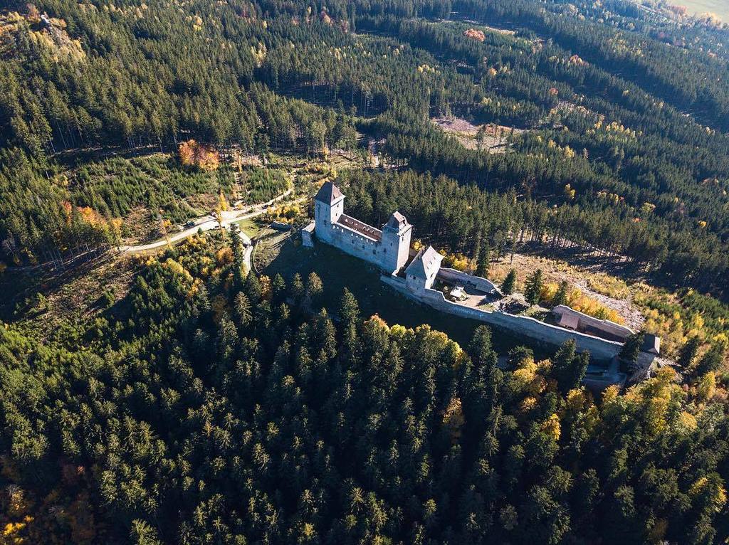 czechman45's tweet photo. Kašperk II. 🏰

#czechrepublic #kasperk #castle #dji #djimavic #mavicpro #mymavic #drone #dronestagram https://t.co/4Hxtq6p5mF https://t.co/5fiioe3aLk
