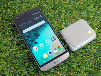 RussianHitech's tweet photo. Обзор LG G5 SE - https://t.co/cP4bDPJnW5
#LG #LGG5SE #смартфон #телефон #флагман #обзор #гаджет #hitech https://t.co/sOIhLSBEG7