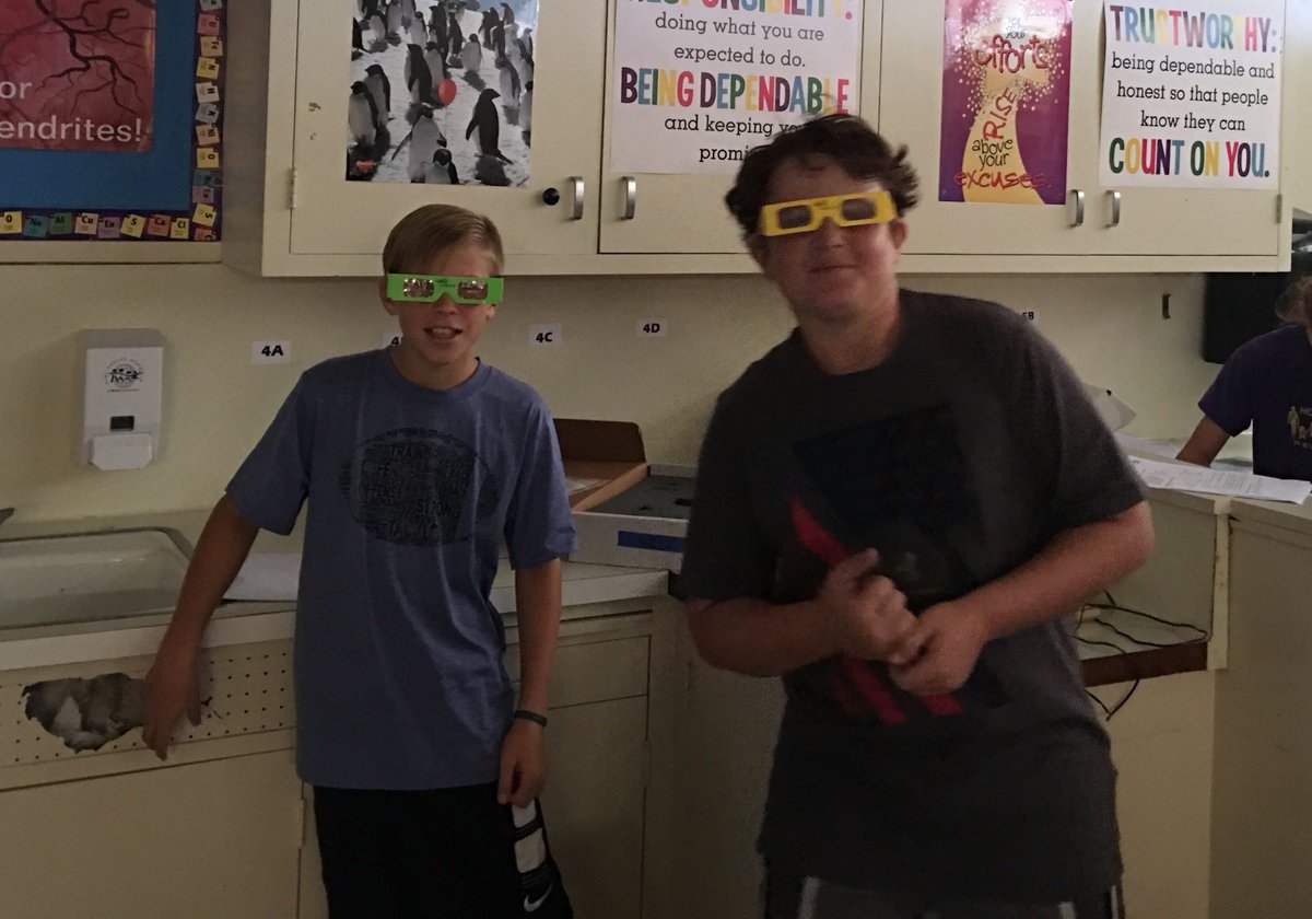 sinaloasabers's tweet photo. Mrs. Khabushani’s 7th grade students looking through diffraction grating glasses in an optic lab #sms1718 #sinaloasabers #science #opticlab https://t.co/ctmsqmbpGC