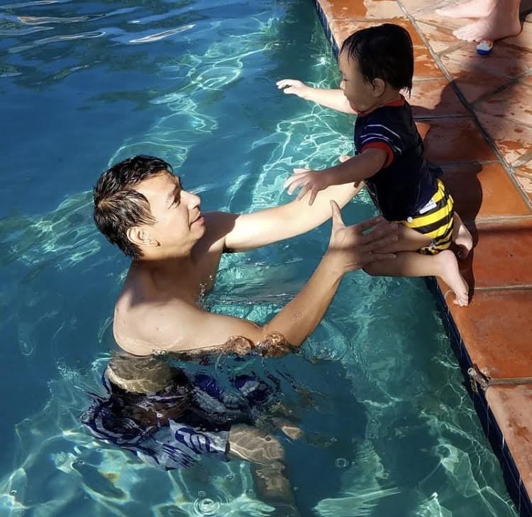 Knight and his dad know the right way to beat the LA heat! #swimlessons #fatherhood #daddyandme #fatherson #laheat #fall2017 #heatwave