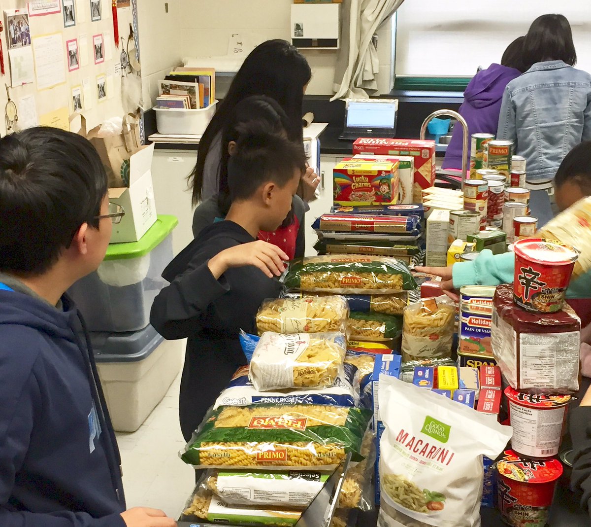 mswadia's tweet image. My 7/8 class is running a food drive @AgnesMacphailPS for the @DailyBreadTO We are #makingmathreal by learning how to make/use databases.