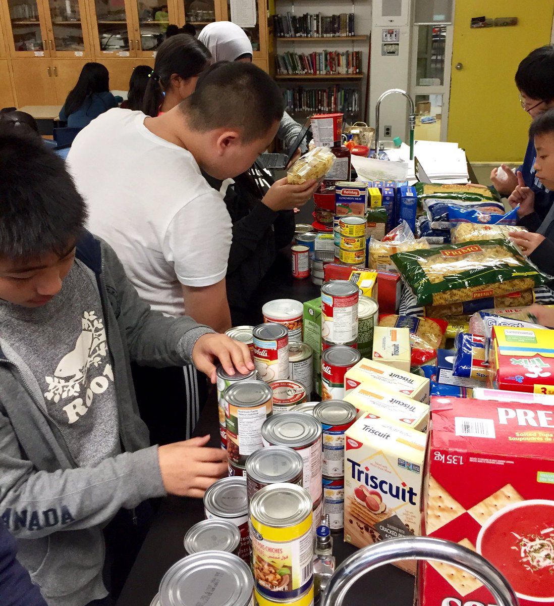 mswadia's tweet image. My 7/8 class is running a food drive @AgnesMacphailPS for the @DailyBreadTO We are #makingmathreal by learning how to make/use databases.