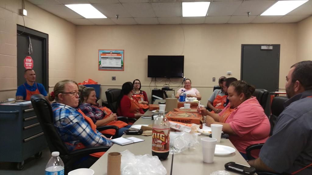 asm_6564's tweet photo. Specialty Tuesday, thanking team for a awesome month, PIZZA PARTY😋
@MarksabasRivera @JarrodFarmer4 https://t.co/9v6a5EyQjH