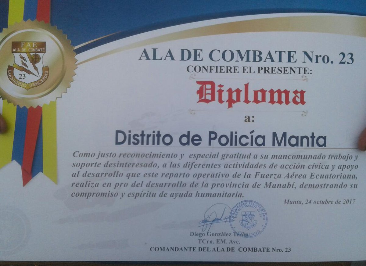 PoliciaEcuador's tweet photo. RECONOCIMIENTO. Durante ceremonia #FAE97años, la @FuerzaAereaEc  entrega reconocimiento institucional por trabajo mancomunado a #DistManta https://t.co/KdD5mbcAOM