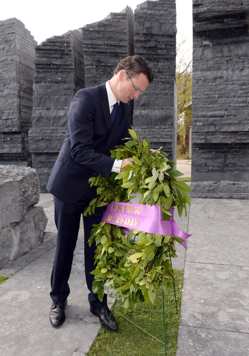 Minister <a href="/podonovan/">Patrick O'Donovan</a> lays a memorial wreath at @IrelandParkTO for the 2017 International Famine Commemoration 🇮🇪🇨🇦