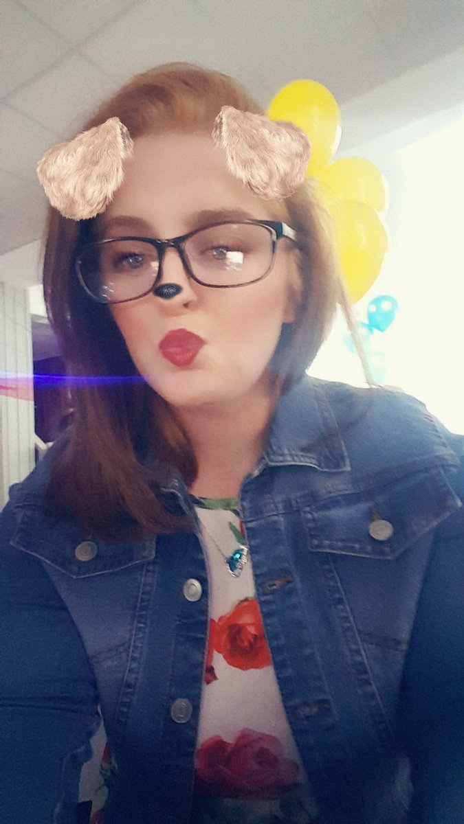 its_chloexox's tweet photo. Im in love with my new hair cut and red lip stick 😍😍😍 https://t.co/9WkoS1pUxw