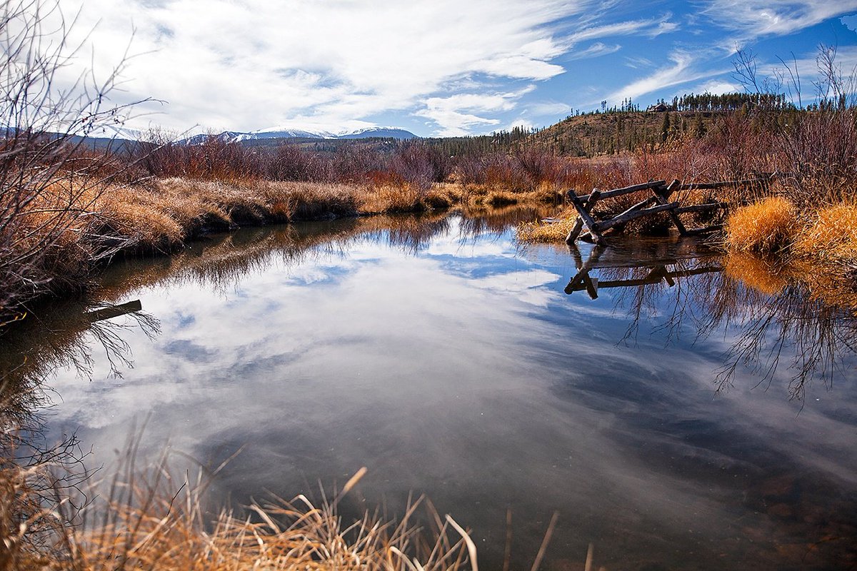 DevilsThumbRnch's tweet photo. #Ranch Creek sure looks beautiful this time of year. We're awed by #autumn! @DevilsThumbRnch #Tabernash #Colorado #river #reflections https://t.co/tF1Ed735GB