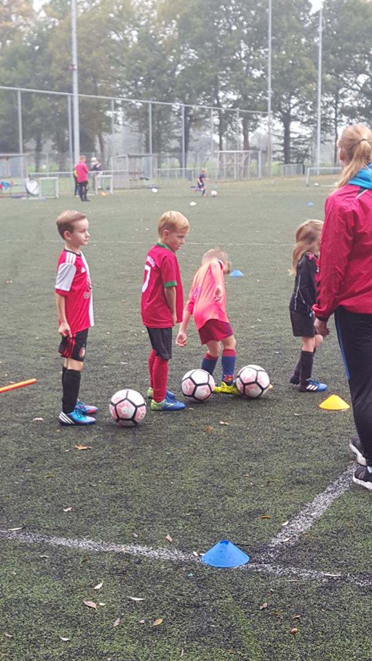 twentevschool's tweet photo. Het was een mooie 2e Voetbalmiddag van de herfstvakantie 2017. Met dank @VVRoodZwart voor hun gastvrijheid en medewerking! https://t.co/QuUJAhr9Fa