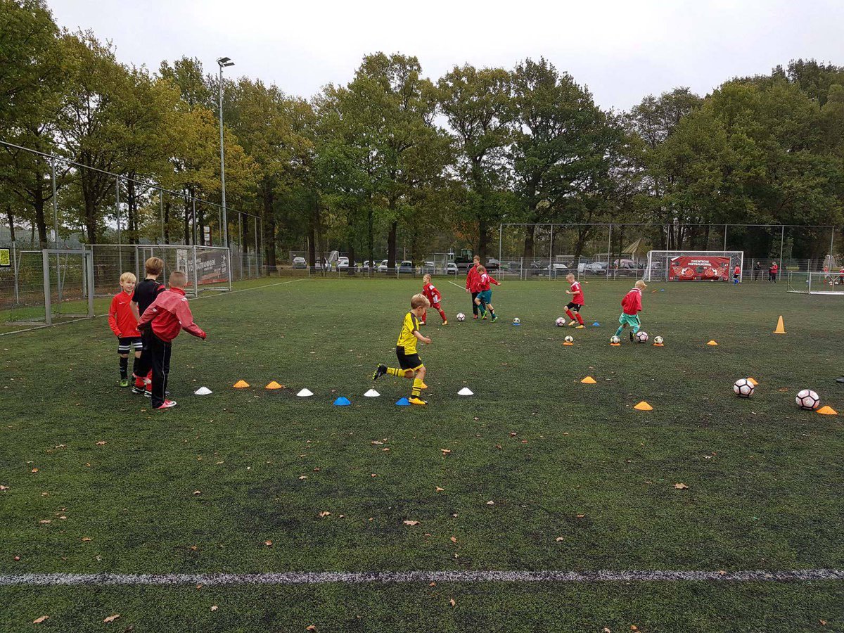 twentevschool's tweet photo. Het was een mooie 2e Voetbalmiddag van de herfstvakantie 2017. Met dank @VVRoodZwart voor hun gastvrijheid en medewerking! https://t.co/QuUJAhr9Fa