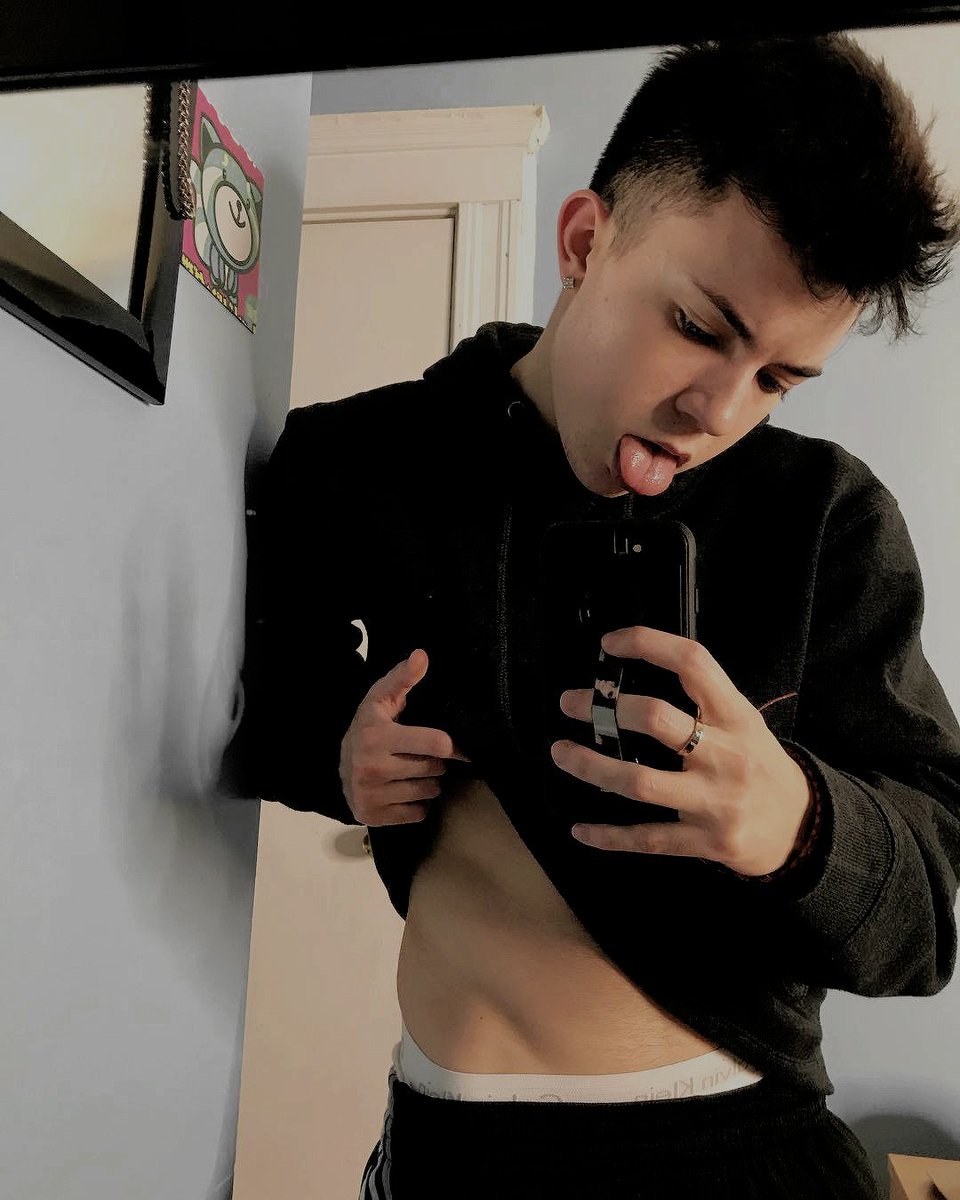 DUSTYUNSOLVED's tweet photo. sneak peeks are sometimes hotter than full-on nudes, no ??? 😏 https://t.co/zuSYEfC93n