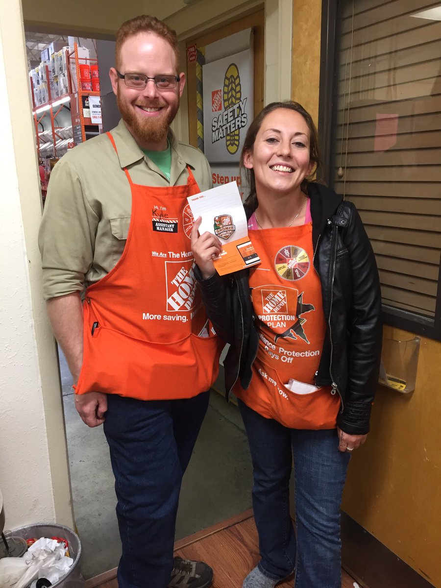 LeeSumpterHD's tweet photo. ASM Kyle handing out Megan's 1st Bronze Award! The 1st of many I'm sure! Awesome job Megan!! https://t.co/HWehGvGeXb