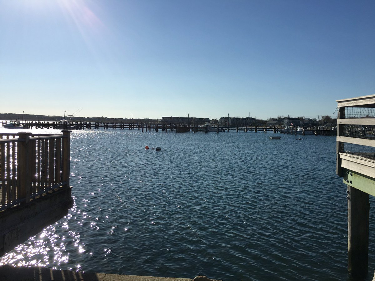 RobertsCollectn's tweet photo. #Fall on #Nantucket may empty the moorings and slips, but it brings more blue to our #oceanview. https://t.co/Em0gPPuCxB