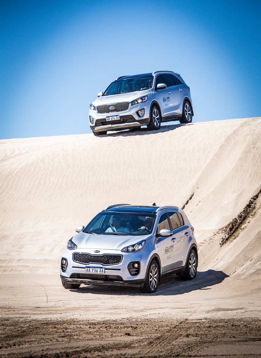 Kia_Argentina's tweet photo. Nuestras dos gigantes en movimiento. Y vos ¿con cual te quedas? #SportageVsSorento #SuvRevolution #KiaMotorsArgentina #ComunidadKia https://t.co/Qa43X1qxkE