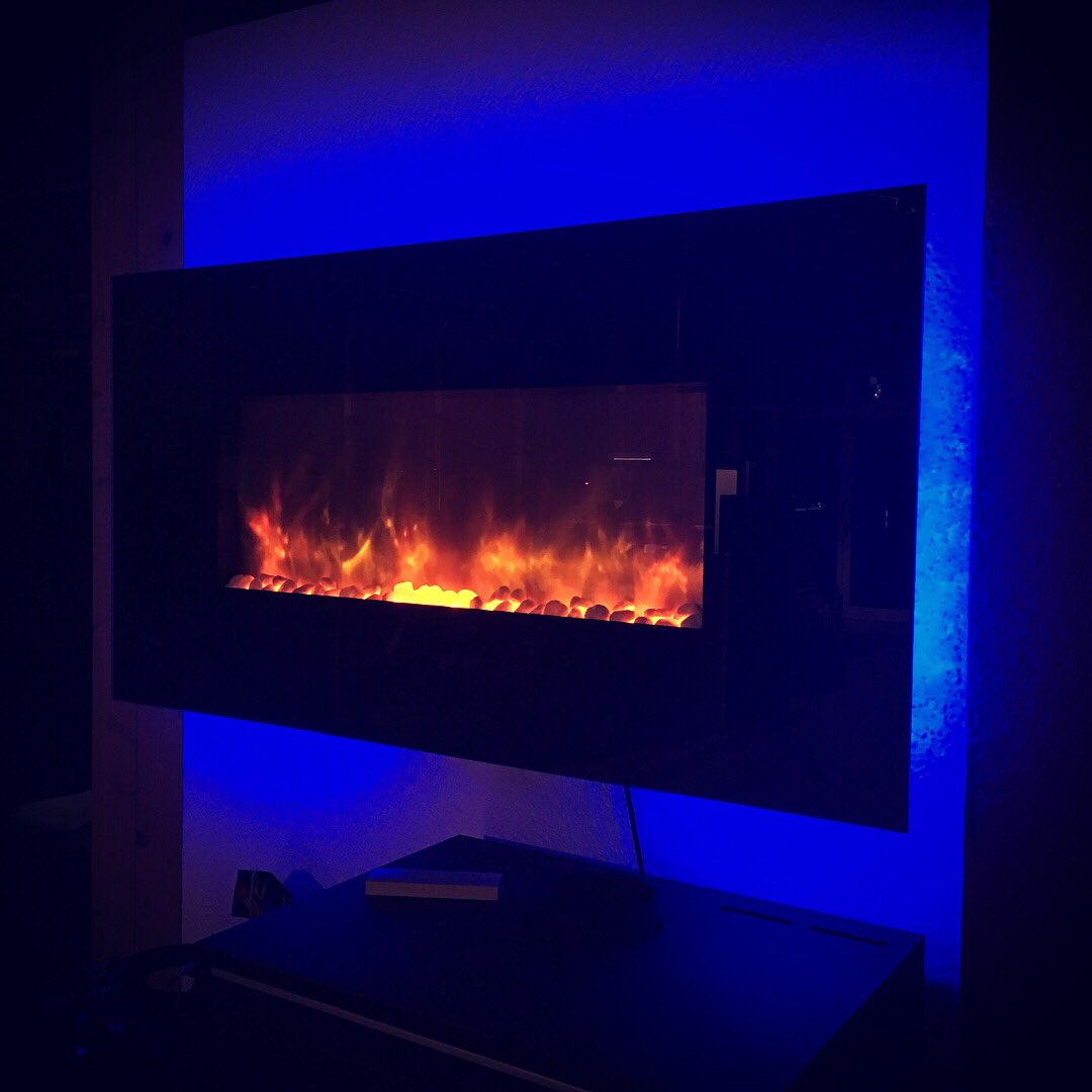 Flammentraeume's tweet photo. Noch zwei Monate bis Heiligabend und wir haben das passende Geschenk, Elektrofeuer für alle ohne Schornstein! So wird Weihnachten gemütlich https://t.co/4bygEyVBTo