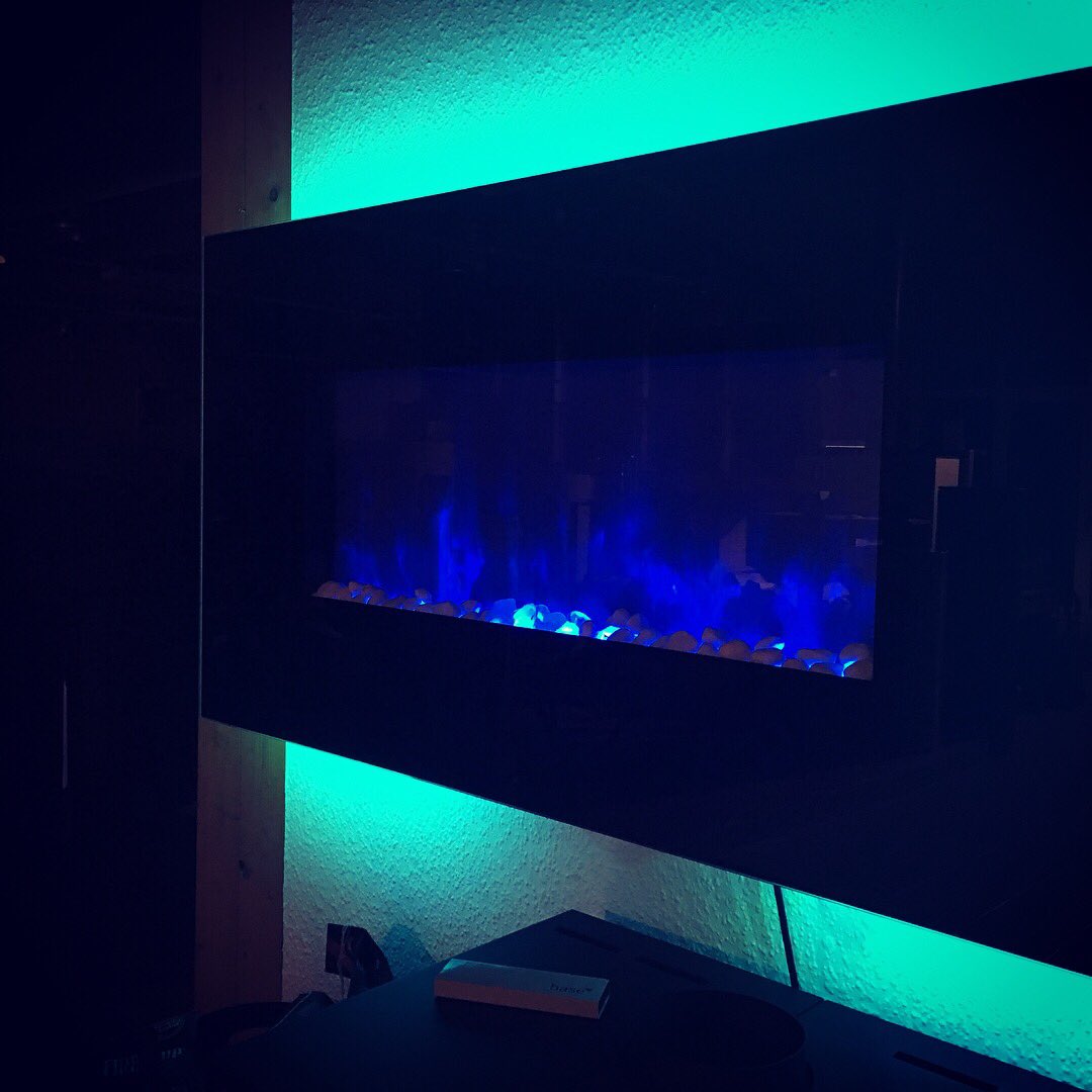 Flammentraeume's tweet photo. Noch zwei Monate bis Heiligabend und wir haben das passende Geschenk, Elektrofeuer für alle ohne Schornstein! So wird Weihnachten gemütlich https://t.co/4bygEyVBTo