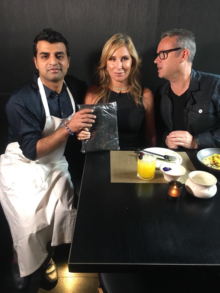 aroqanyc's tweet photo. @SonjatMorgan breaks 14day fast @ #aroqa &amp; gets gifted a @ChefAngeloSosa #AOSbySOSA apron w host Gary on #UnitedPlatesofAmerica #aroqanyc https://t.co/xvh0X239X9