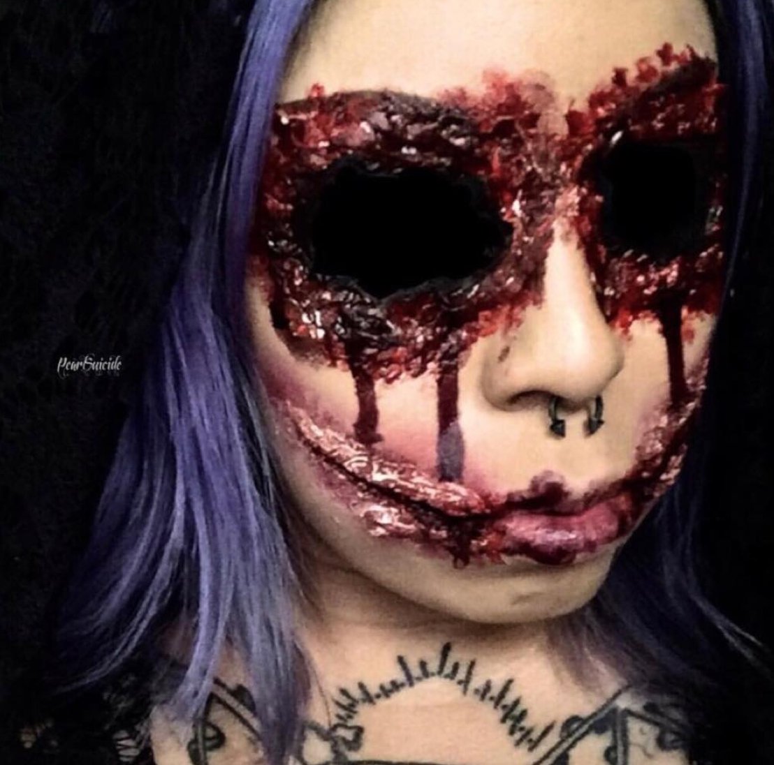 Glam & Gore 🔥🔥 #FrendsBeauty @pearlsuicide Showing Off All The Gore This Morning Using Product From @frendsbeauty 🙌🏻