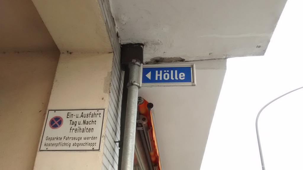 journalisa_'s tweet photo. Einfahrt zur Hölle bitte ständig freihalten. https://t.co/RhpWYWJm6g