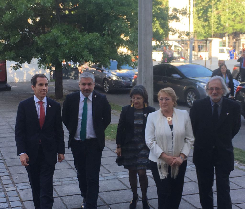 Muni_Stgo's tweet photo. Alcalde @AlessandriFelip asiste a la conmemoración de los 25 años de @balm_artejoven https://t.co/i291W0vJjB