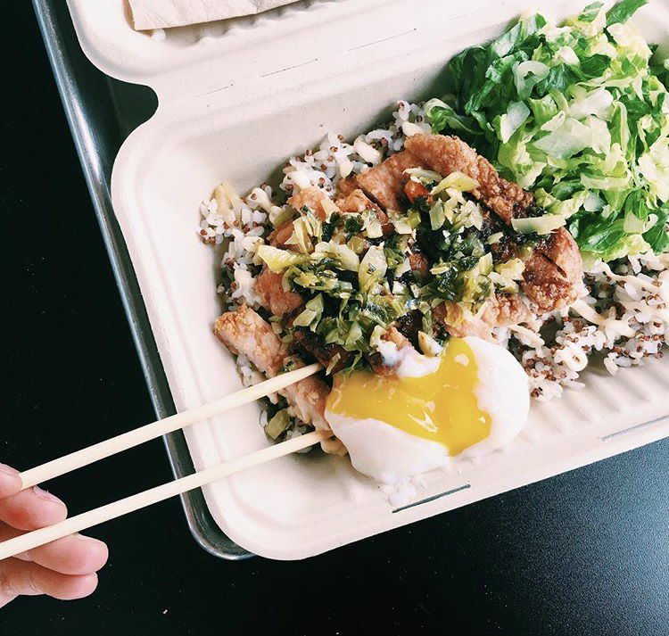 NORTHSIDERckRse's tweet photo. Crispy pork bowl + runny yolk aaaaand a side of soft serve from @generaltsoboy is so, #tsogood 🍚🍦💚 https://t.co/jj8dFOfIRc