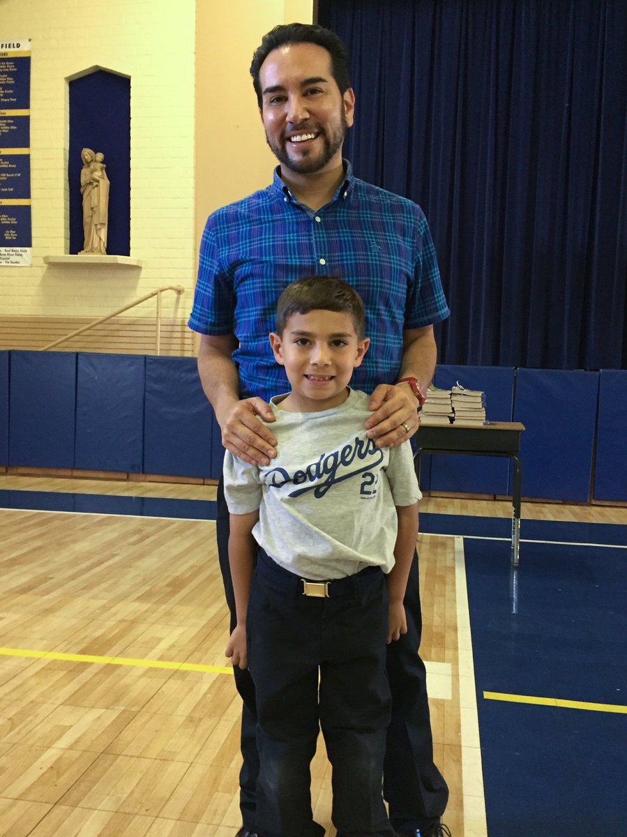MarcoOnTheWeb's tweet photo. #Dodgers Day at school today. Let's do this! #WorldSeries2017 @Dodgers #supportingourteam #LosAngeles #sportingblue #happykids #smile https://t.co/bToNG1PvhE