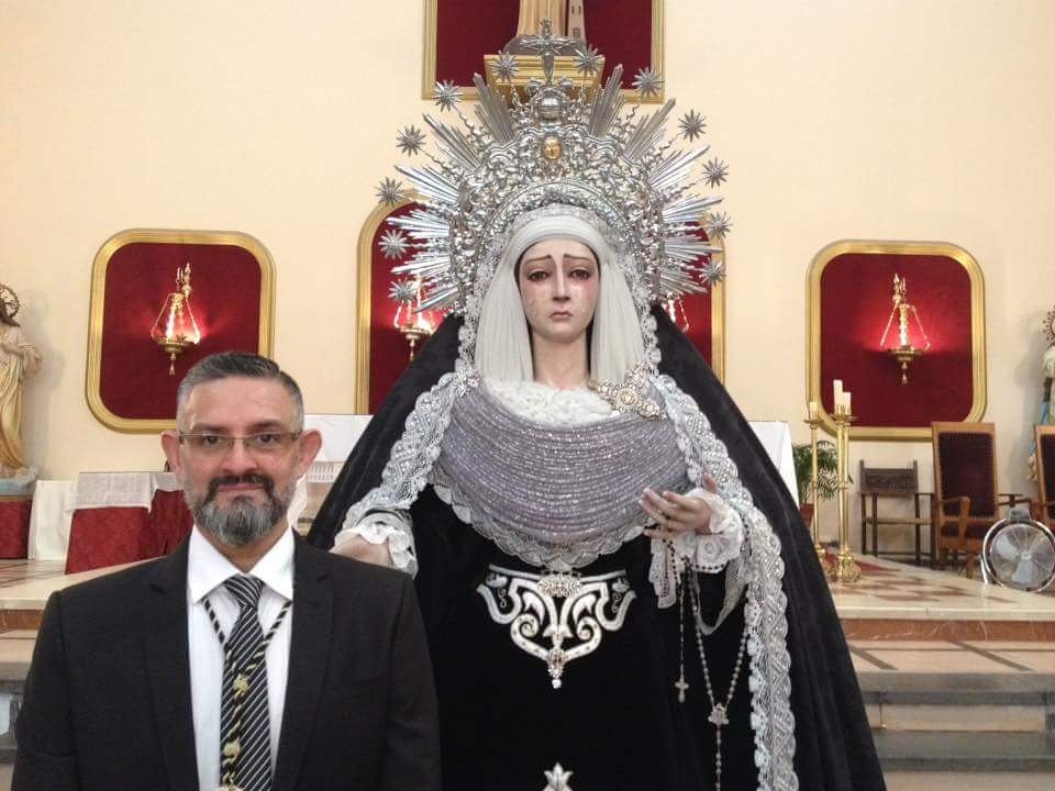 DescenLinares's tweet photo. NHD Juan López Jiménez, autor del Cartel de la Semana Santa 2018, siendo nuestra Hermandad la protagonista de dicho Cartel https://t.co/oYixTCeoHD