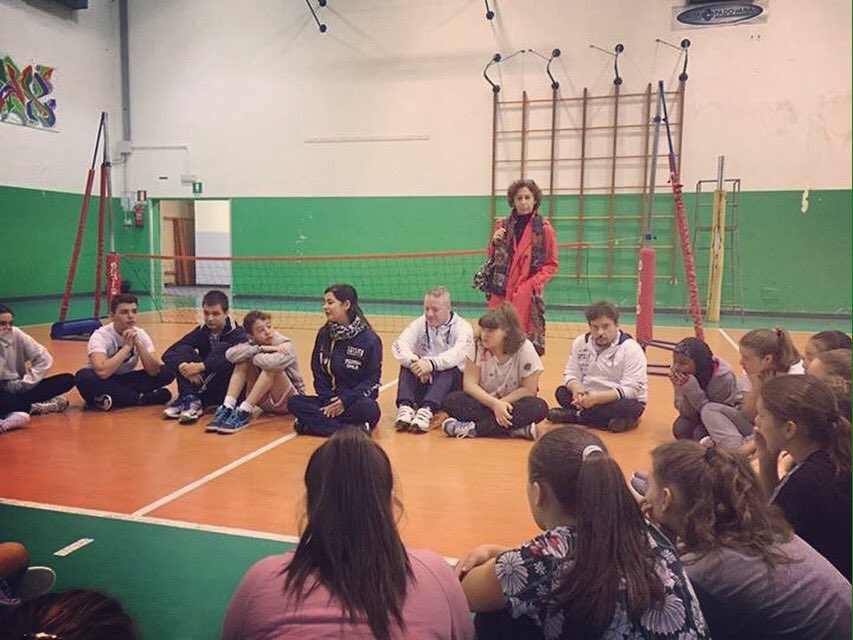 Il nostro futuro è nei loro occhi e nelle loro azioni...❤️
#sittingvolley #dialogo #aperturamentale #errea #scuola