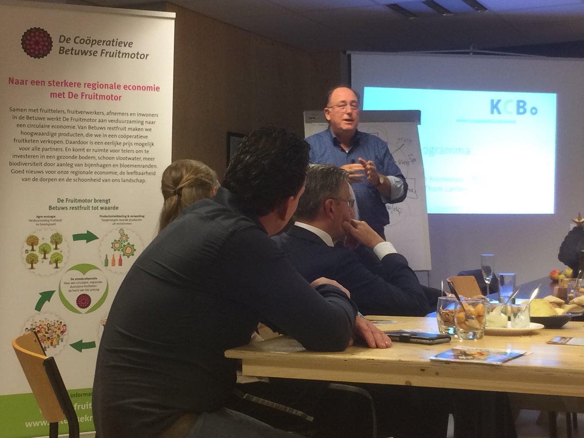 joostreus's tweet photo. Bevlogen presentatie van Peter van Luttervelt over de krenkelaar en circulaire economie bij @KCBCulemborg https://t.co/33JAdTnrnw