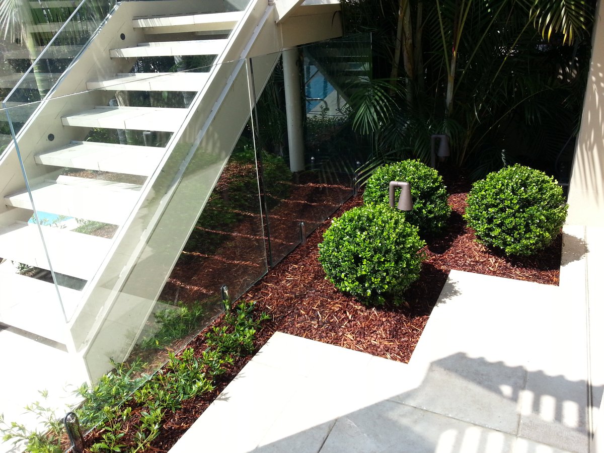 markfitzgardens's tweet photo. 3 clipped #Buxus balls planted as a #feature focal point. Draws the eye &amp; adds a #design element to an otherwise quiet corner of the #garden https://t.co/eQDwe6CBzw