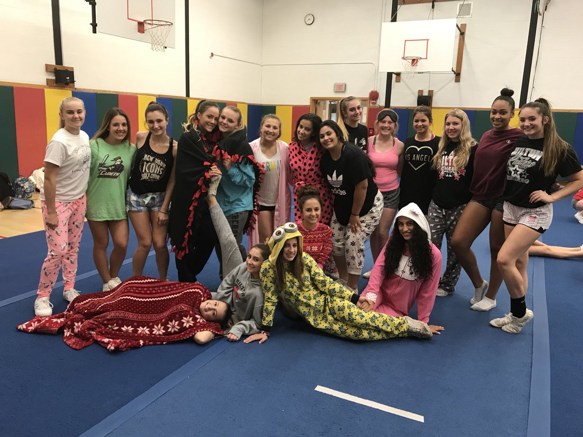 Hilton_Cheer's tweet image. Pajama day!! #SectionalsWeek #RoadToSectionals