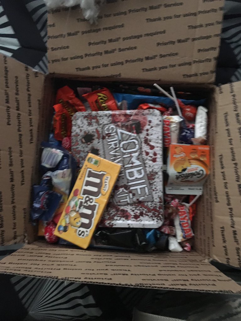 BigDaddyClayV's tweet photo. Couldn't be home for Halloween so the fam sent Halloween to me 💀 https://t.co/DrYTDQJJSl