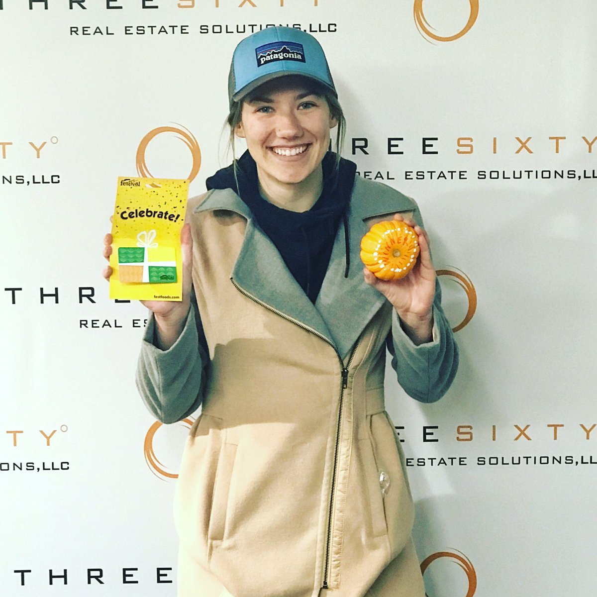360Realty_Lax's tweet photo. Congrats to our Mini Pumpkin winner! Tomorrow we will have caramel apples in the Aguilera available to all 360 residents! https://t.co/1LepF8N95R