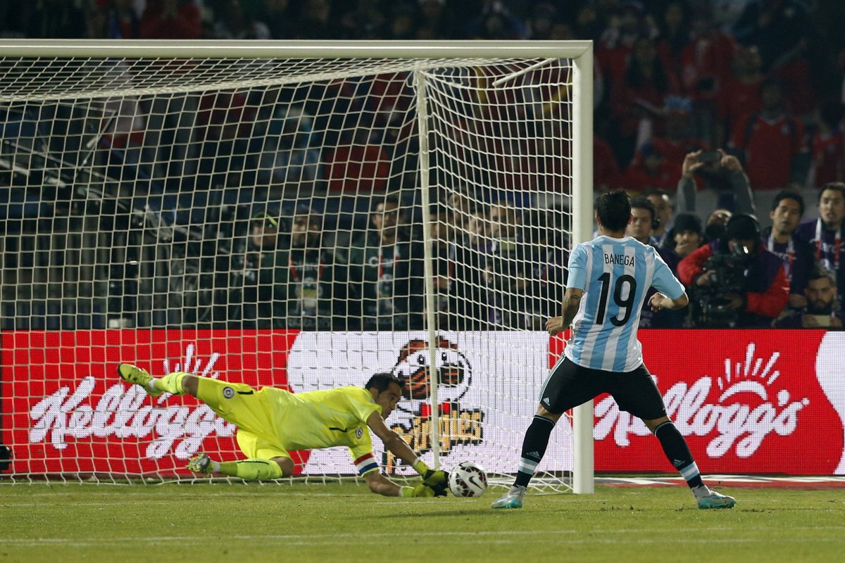 pelotazo's tweet photo. Ahí está el peor arquero de la temporada @marca, sacos de raja. https://t.co/ClraapY8ru