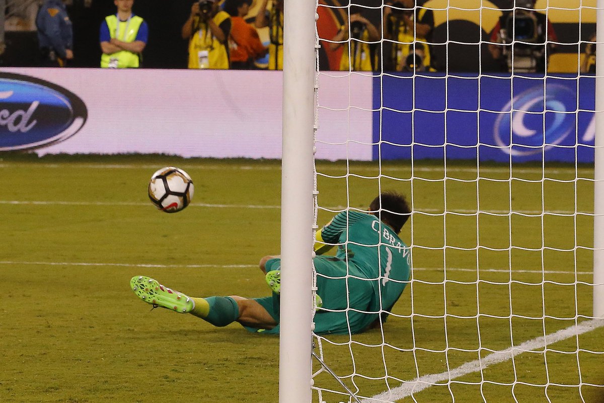 pelotazo's tweet photo. Ahí está el peor arquero de la temporada @marca, sacos de raja. https://t.co/ClraapY8ru