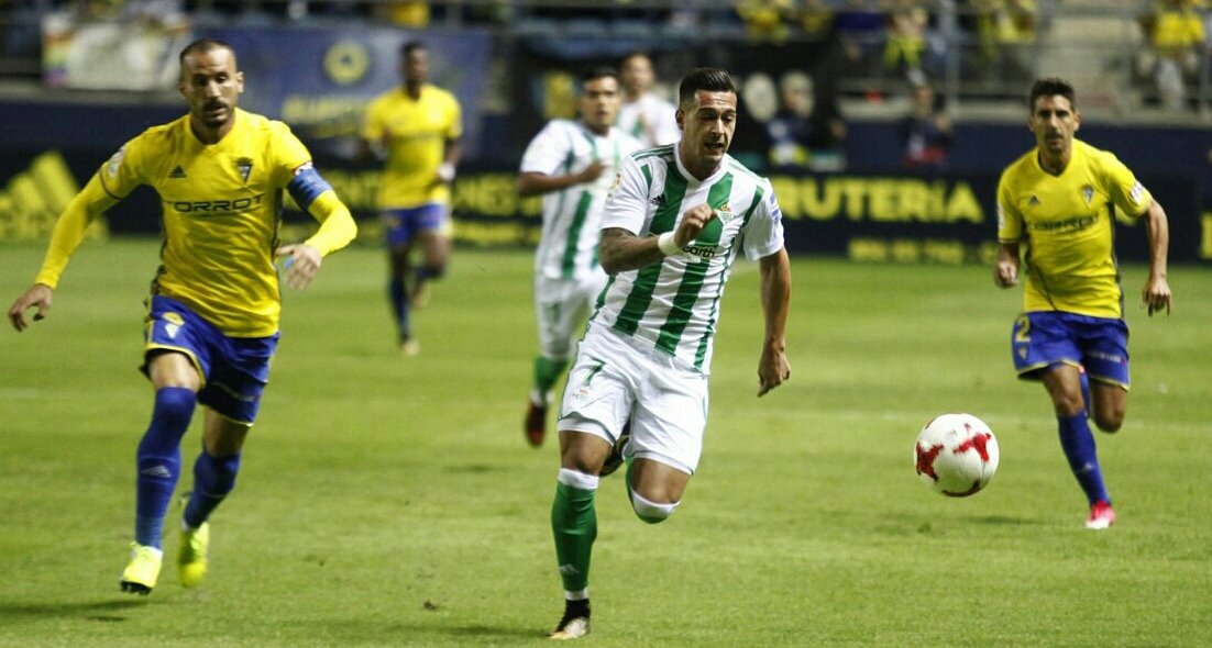CanyerosCBrava's tweet photo. A #ElTrepa @7sergioleon le da igual marcar en #Liga que en #CopaDelRey. 2 goles suyos en #ElCarranza acercan al @RealBetis💚⚪ a 1/8👏 Enorme🔝⚽ https://t.co/4EvUAp1SM8