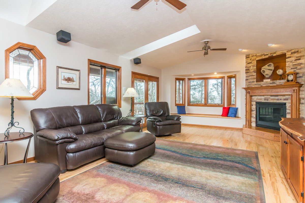 bizsiouxfalls's tweet photo. Love horses, art &amp; wildlife? This country estate near Brandon presented by @LloydCompanies is for you: https://t.co/8rMfVwlYX7 https://t.co/mVdnEEfKLu