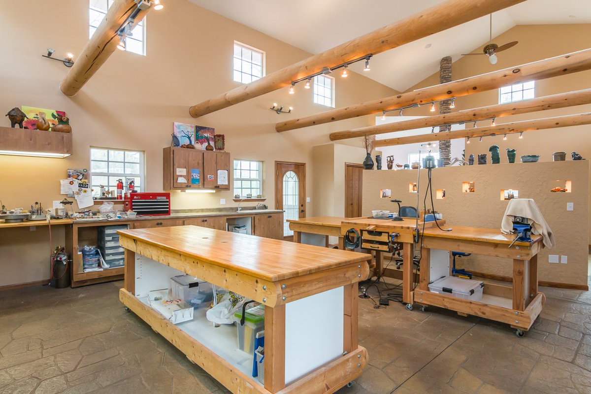 bizsiouxfalls's tweet photo. Love horses, art &amp; wildlife? This country estate near Brandon presented by @LloydCompanies is for you: https://t.co/8rMfVwlYX7 https://t.co/mVdnEEfKLu