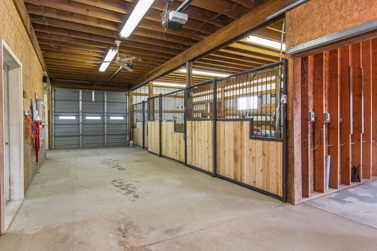 bizsiouxfalls's tweet photo. Love horses, art &amp; wildlife? This country estate near Brandon presented by @LloydCompanies is for you: https://t.co/8rMfVwlYX7 https://t.co/mVdnEEfKLu