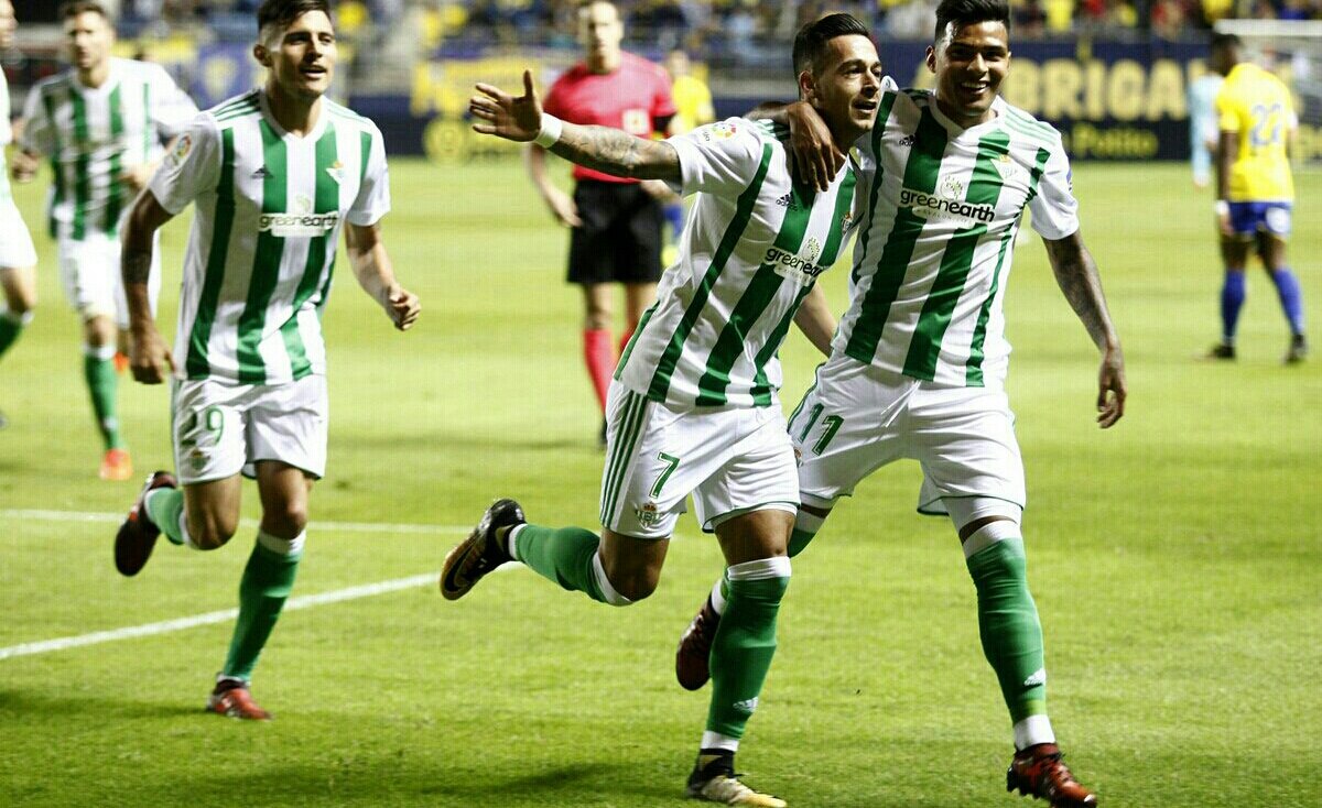 CanyerosCBrava's tweet photo. A #ElTrepa @7sergioleon le da igual marcar en #Liga que en #CopaDelRey. 2 goles suyos en #ElCarranza acercan al @RealBetis💚⚪ a 1/8👏 Enorme🔝⚽ https://t.co/4EvUAp1SM8