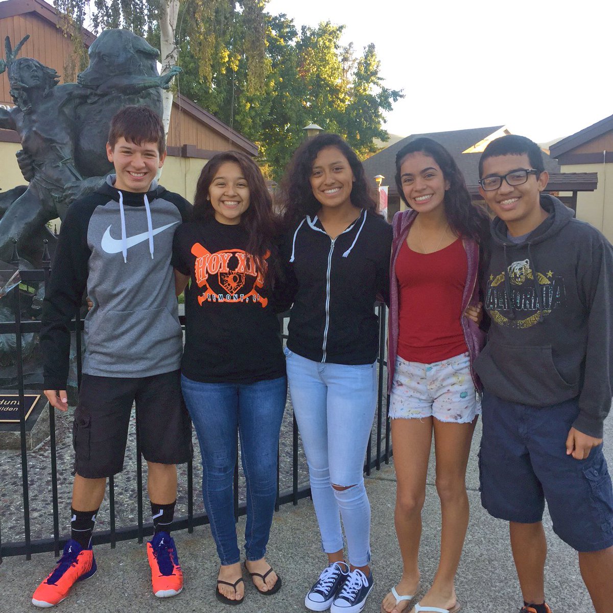 CSDTHAT's tweet image. Our future leaders getting ready for the Council de Manos Youth Líderes Program in Riverside. (Alexis, Liliana, Samantha, Athena, Jose)