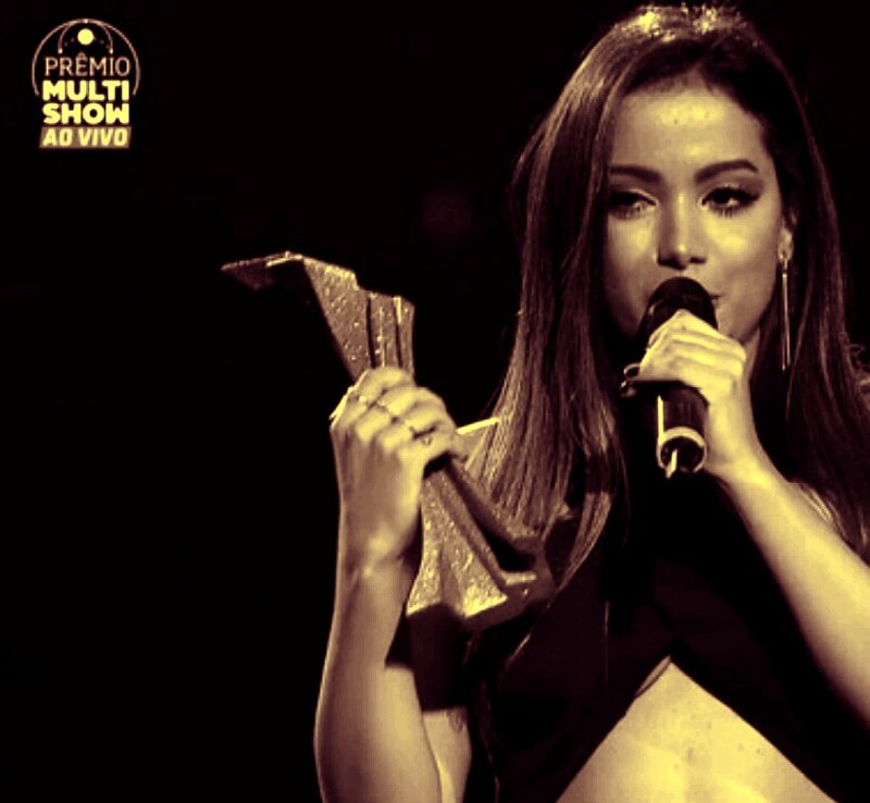 anittaversatil's tweet photo. Mudaram as estações, nada mudou. 👸🎤🏆🏆🏆 @Anitta @QGdaAnitta https://t.co/ZXfdWwEBHV